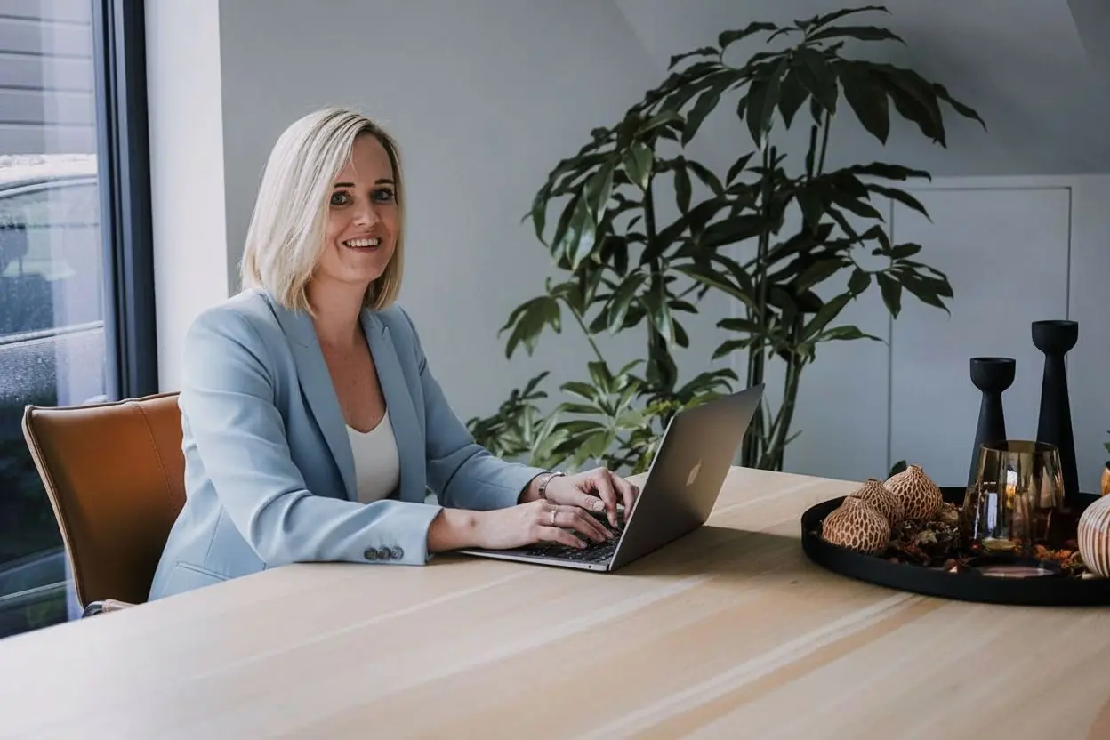 Wendy van Essen aan het werk met haar laptop
